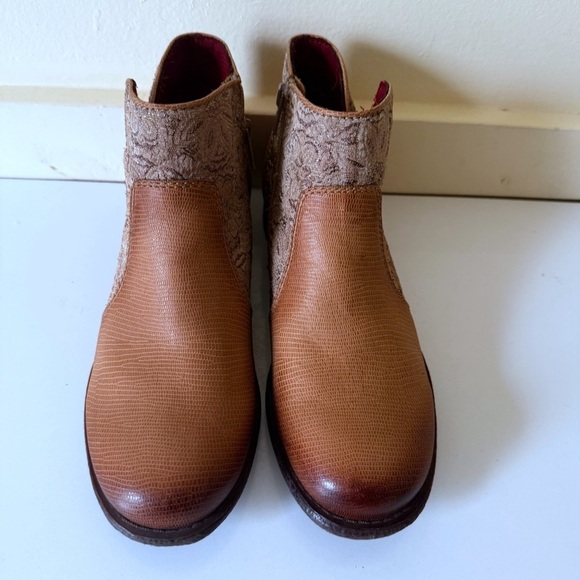 OTBT Dare Devil Tan Booties w/ Brocade Detail Size 7 - Picture 4 of 6